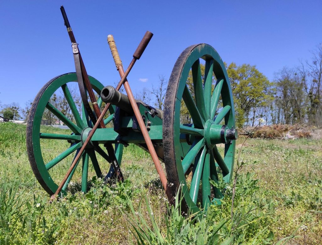 1. Armata 1 funtowa z XIX wieku - Rosja (ok. 1840/50)
Wśród eksponatów wyróżnia się armata 1 funtowa, pochodząca z XIX wieku i produkcji rosyjskiej z lat 1840/50. Ta potężna broń, świadectwo tamtych czasów, przemawia do nas historią z epoki, kiedy to Polska była na skrzyżowaniu losów, a dźwięk armat brzmiał jak pieśń wolności.
